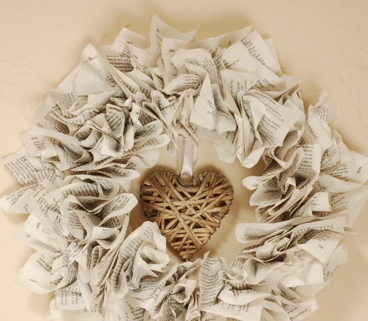 kreatívny veniec z recyklovaných materiálov - drotár s novinovým papierom turkranz-na-vianoce-vyrobte si-novinovy papier-srdiecka-v strede-kreativna-recyklacia