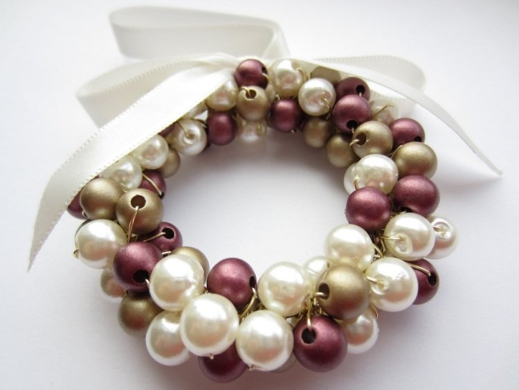 elegantný veniec z perál v bielej, zlatej a hnedej farbe, previazaný pozláteným drôtikom tyrkysový veniec na Vianoce-urob si sám-perly-biela-perleťovo-hnedá-zlatá-krásna-šik