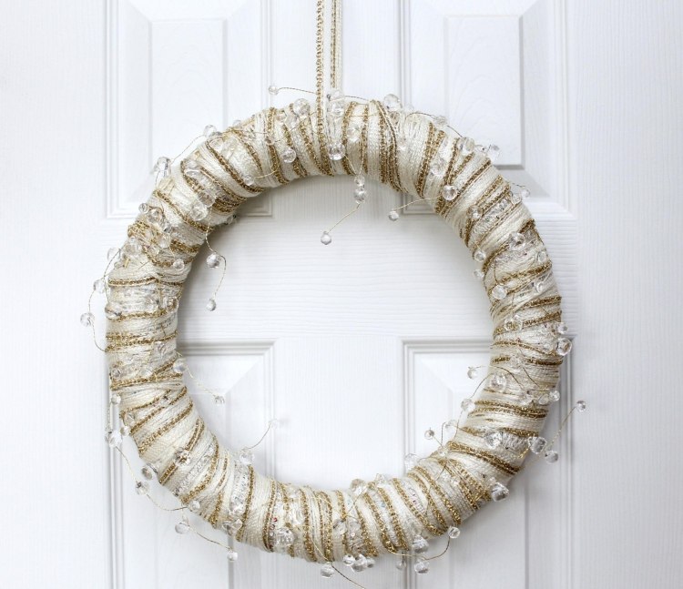 elegantný veniec do dverí v bielej farbe s pozlátkom a turecký veniec na vianočné sviatky-urob si sám-stuha-pozlátko-zlatá-perla-transparentná-mrazený efekt