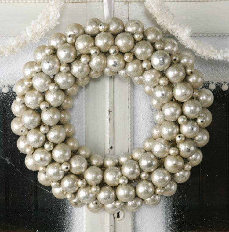 Biely veniec vyrobený z guličiek perlete rôznej veľkosti turkish-christmas-do-it-yourself-white-snow-glitter-mother-of-pearl-beautiful-glittering