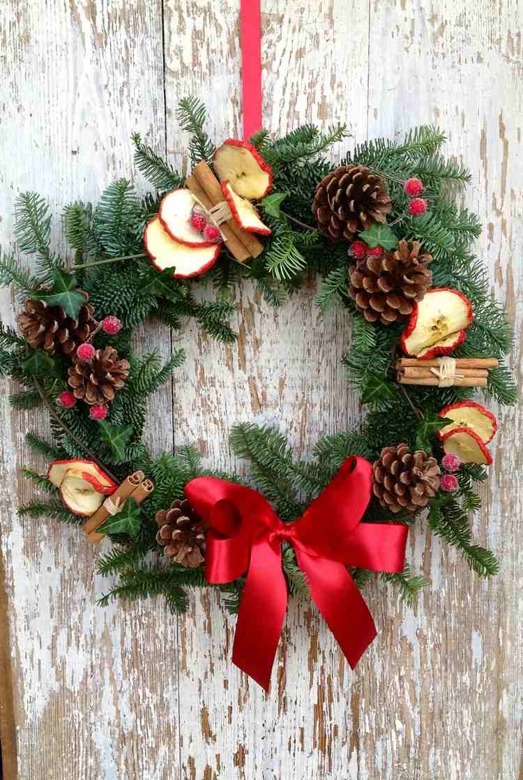 ozdobte škoricovými tyčinkami, šiškami a červenými bobuľami Dverový veniec na vianočné jedľové konáre-šišky-škoricové tyčinky-sušené-jablká
