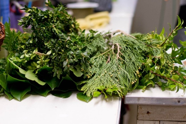 dverný veniec adventné ručné inštrukcie vždyzelené konáre dverný veniec adventný drotár návod na vždyzelené konáre