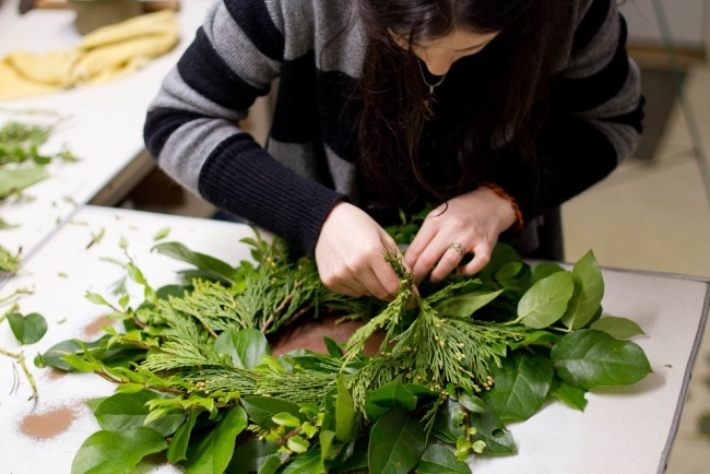 Veniec na dvere Adventné obdobie drôtené cédrové vetvy voňajú zimu Drobný veniec do dverí pre adventné obdobie, vetvičky cédra prevoňané zimou