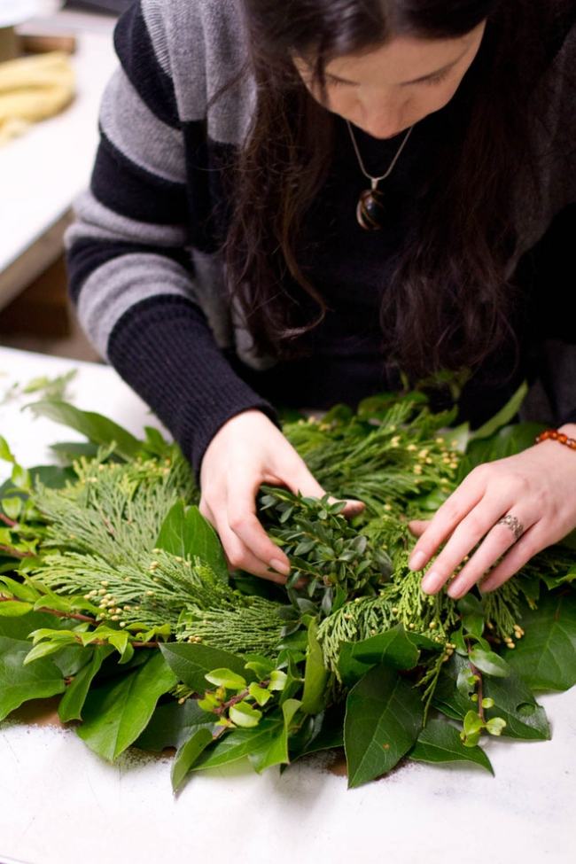Veniec na dvere remeslá nápad vždyzelené vetvy buxusu Veniec k dverám stálezelené vetvy buxusu