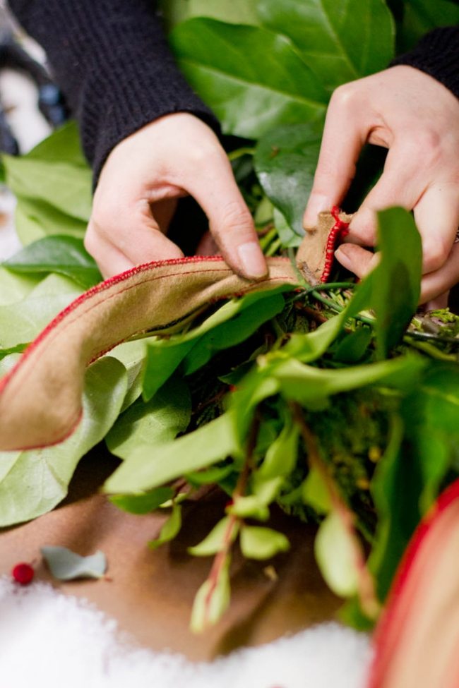Veniec na dvere vždyzelený, urobte zo seba zimnú slučku Veniec na dvere vždyzelený drotár zimná slučka
