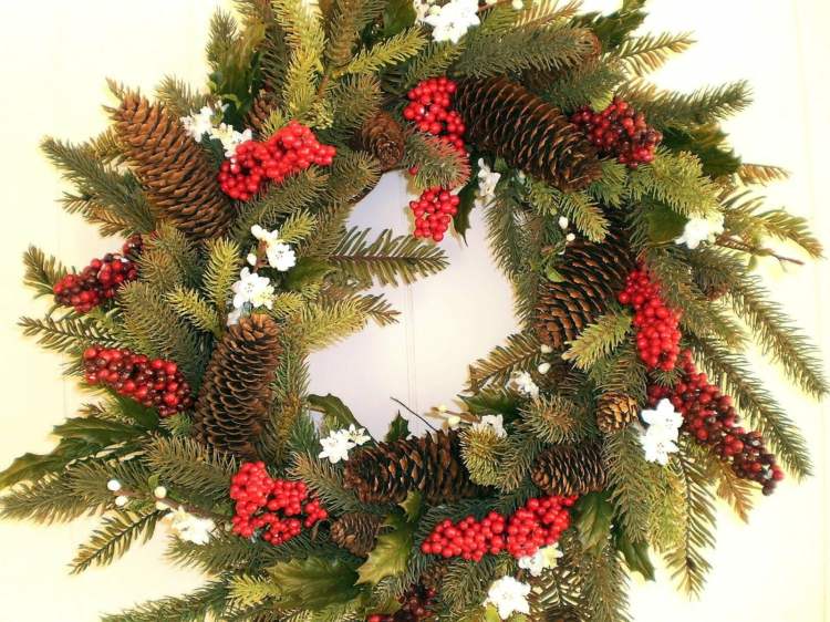 dverný veniec pre adventné drotárstvo šišky bobule červené kvety biele Vianoce