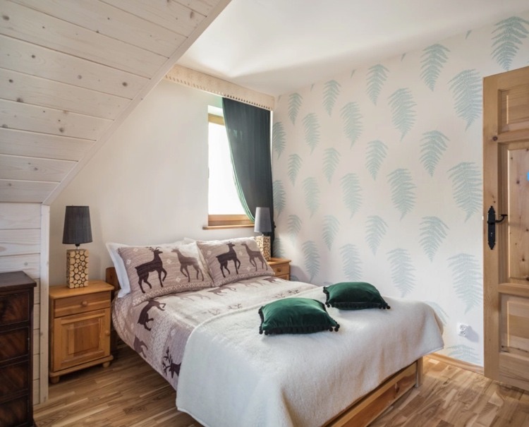 Tapeta papraď zanecháva vzor v hosťovskej izbe v horskej chate