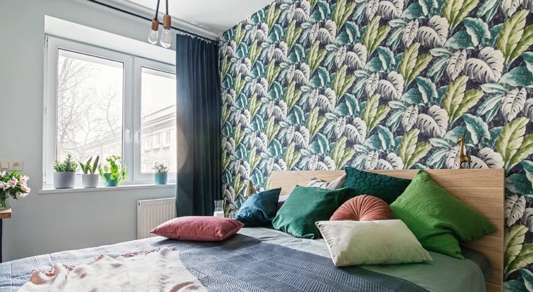 Tapetujte vzor tropických listov a rastlín v spálni