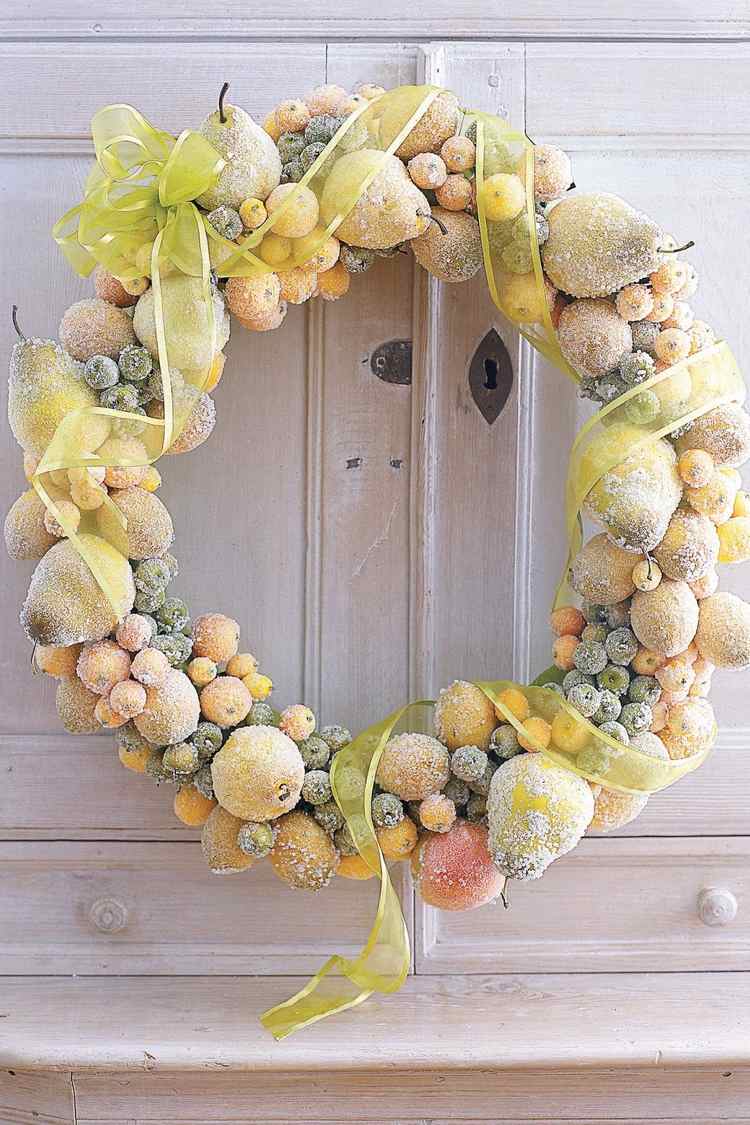 Polystyrénový veniec zdobí vianočné nápady na dekoráciu dverí z prírodných materiálov