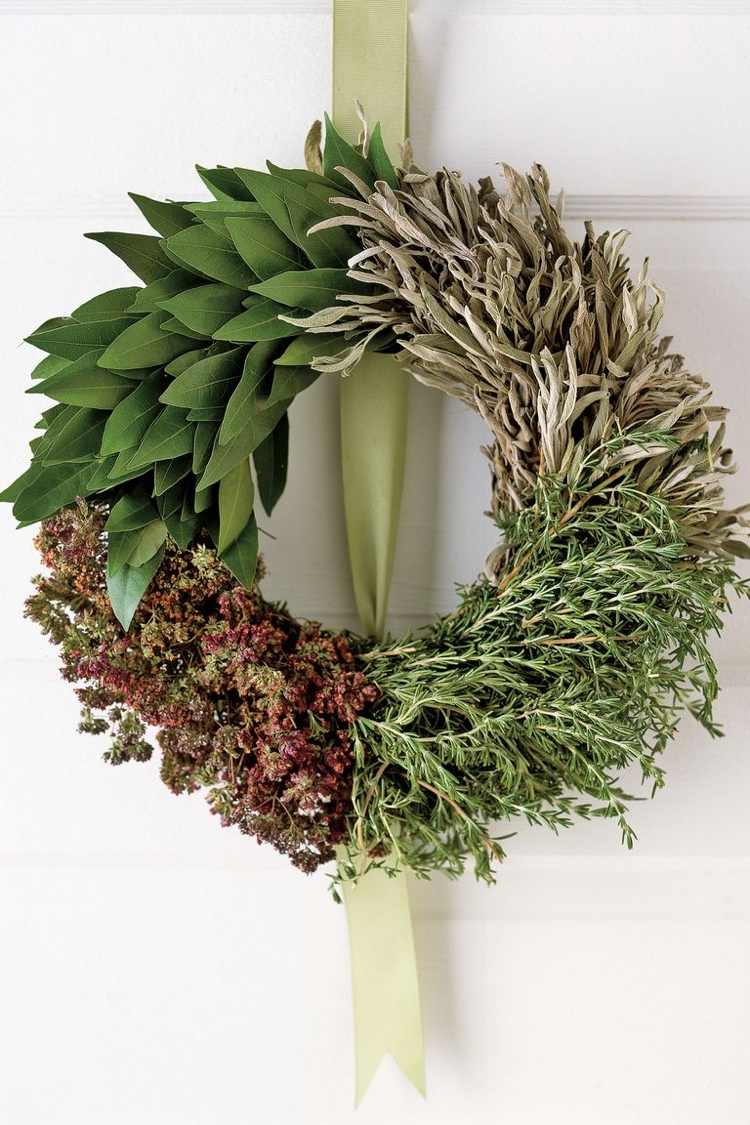 Zdobenie slameného venca na Vianoce Návod na bylinkový veniec na dvere