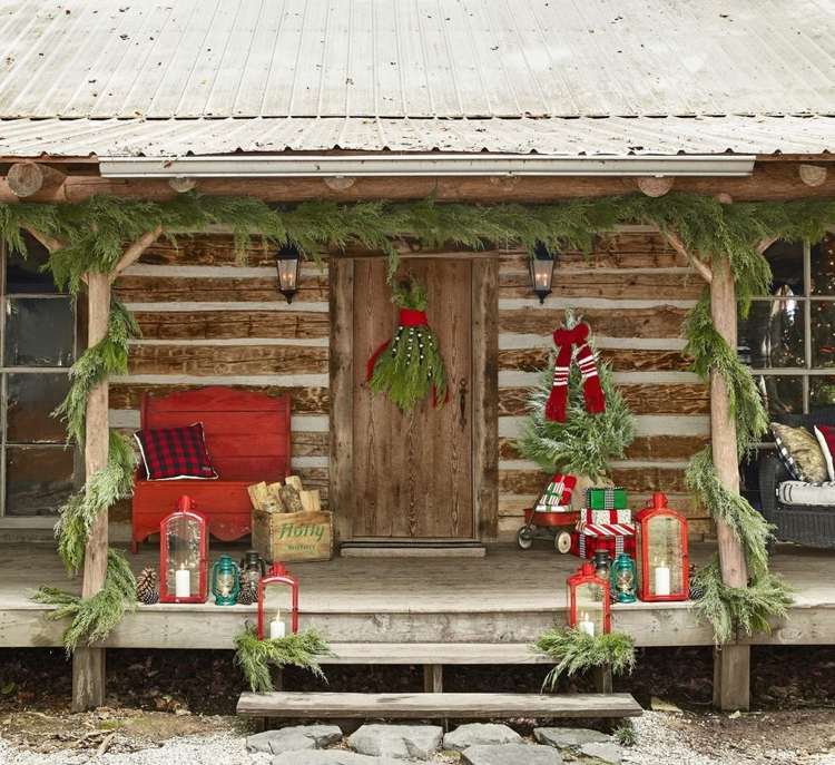 Dekorácie predných dverí Vianočný veniec do dverí z prírodných materiálov a girlanda z cyprusových ratolestí