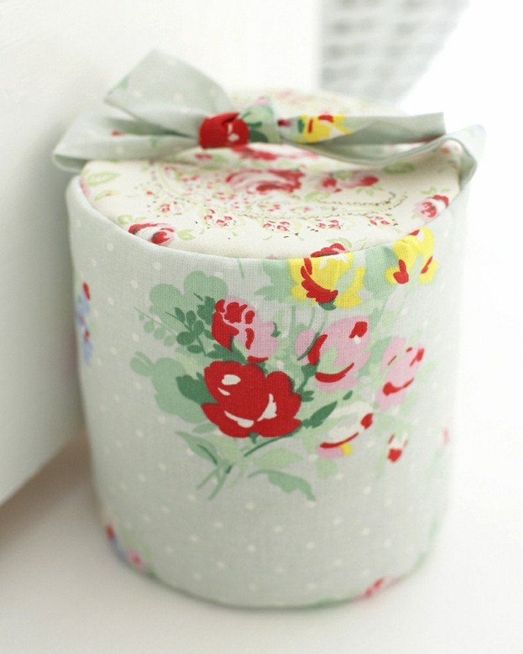 dverový doraz šijací valec-tvar-taburetka-farebný-kvetinový vzor