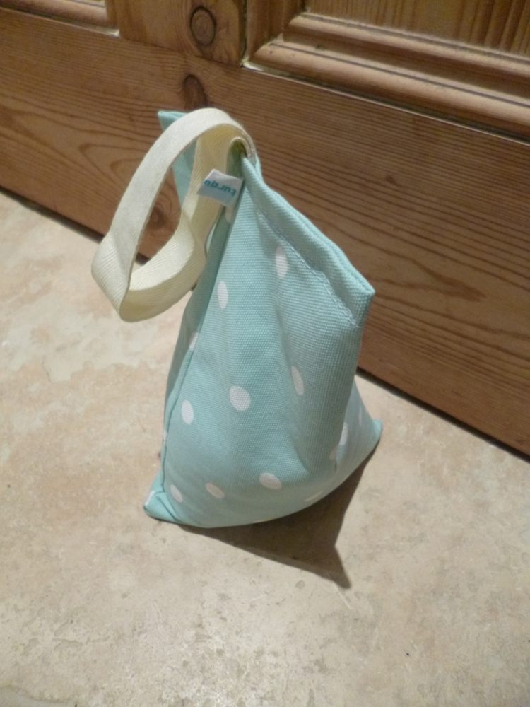 zarážka na dvere-šitie-držadlo-taška-zavesenie-nápad pre začiatočníkov-modrá-tkanina