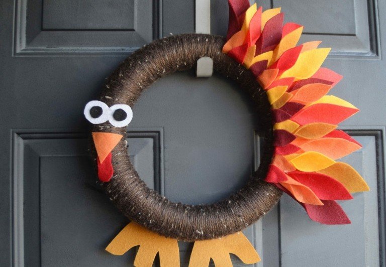 DIY jesenný veniec s deťmi s vtipným motívom moriaka