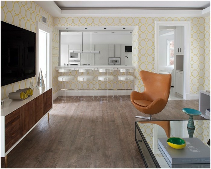 Kožené kreslo v oranžovej farbe pre televíziu