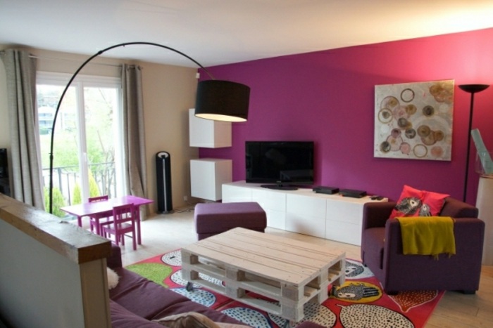 farebné-akcenty-drevený-stôl-z-rezaného dreva