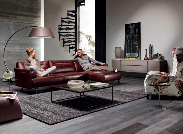 Kreslo s kvetinovým vzorom a retro vzhľadom