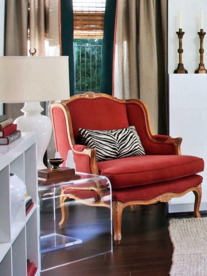 Kreslo-barokový-s-puristickým stolom