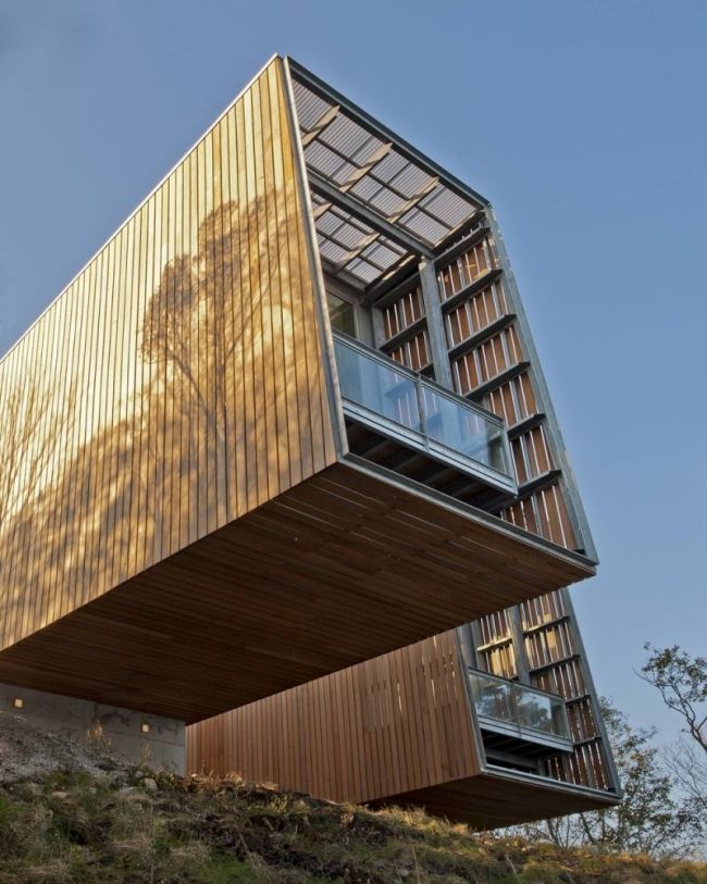 Monolitická domová drevená obkladová fasádna kocka podobná konzolovej konštrukcii