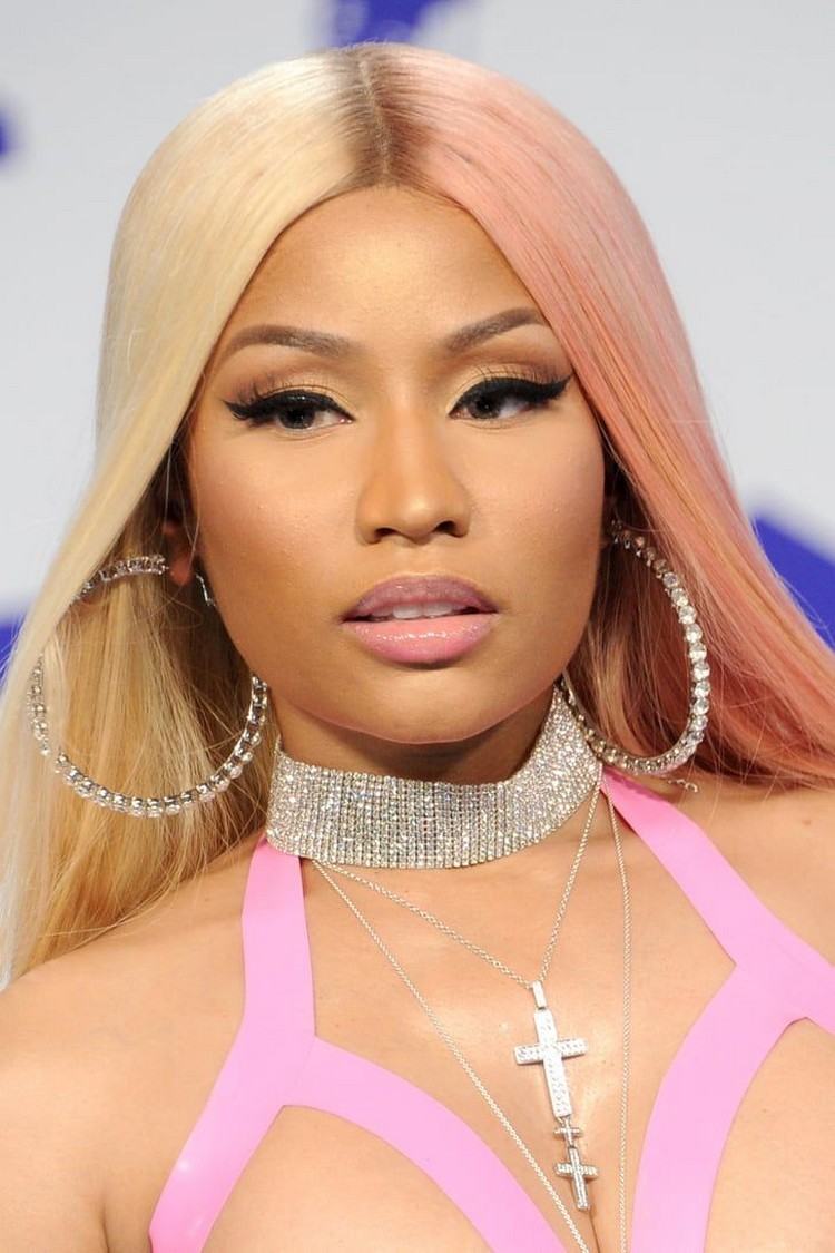 Účesy Nickie Minaj s dvojfarebným vlasovým trendom