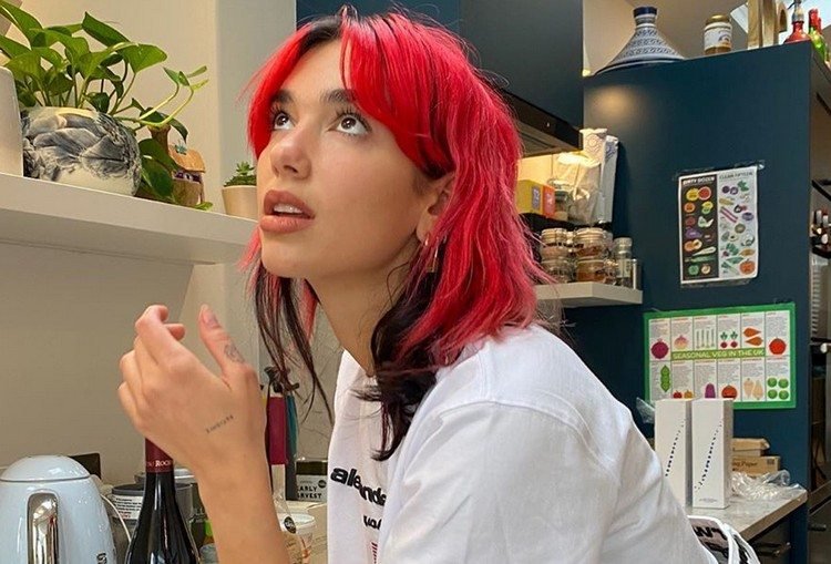 čierna červená farba vlasov účesy Dua Lipa
