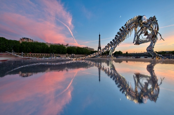 Tyrannosaurus Rex v životnej veľkosti rieka Seina Paríž Eiffelova veža Socha Tyrannosaurus Rex v nadživotnej veľkosti Seina-rieka Paríž-Eiffelova veža