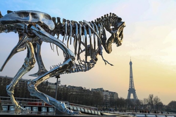 Parížske pamiatky-Eiffelova veža-Saurian-strieborná štruktúra Parížske pamiatky- Eiffelova veža- Saurian- Strieborný dizajn konštrukcie