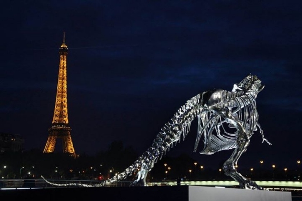 Eiffelova veža v kostre T-Rex v životnej veľkosti Kostra T-Rex v životnej veľkosti, Eiffelova veža v Paríži