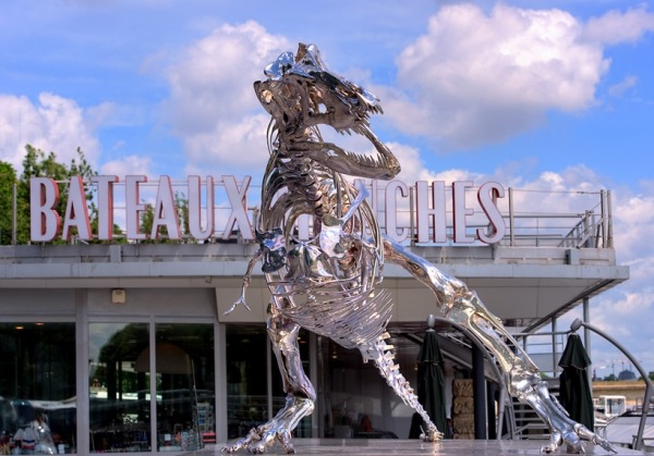 Výstava dinosaura Tyrannosaura Rexa-kostra v Paríži Tyrannosaurus Rex-výstava dinosaurov-kostra rieky Paríž Seiny