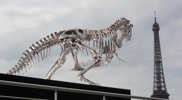 Chrómová socha Tyrannosaurus Rex v životnej veľkosti v Paríži Tyrannosaurus Rex, strieborná chrómová socha v životnej veľkosti, Paríž