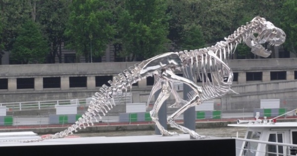 Paris Tyranosaure-Rex Bateaux-Mouches strieborná inštalácia Paris Tyranosaure-Rex Bateaux-Mouches Silver Installation Art