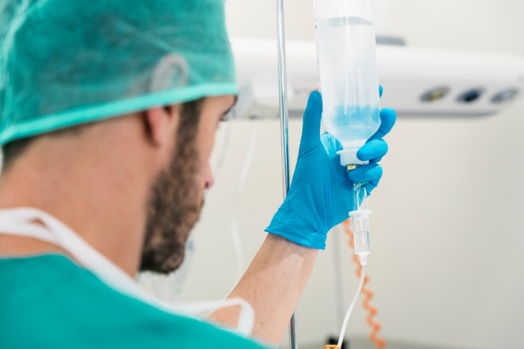 Lekár podáva liek proti rakovine prostredníctvom infúzie s vysokou dávkou