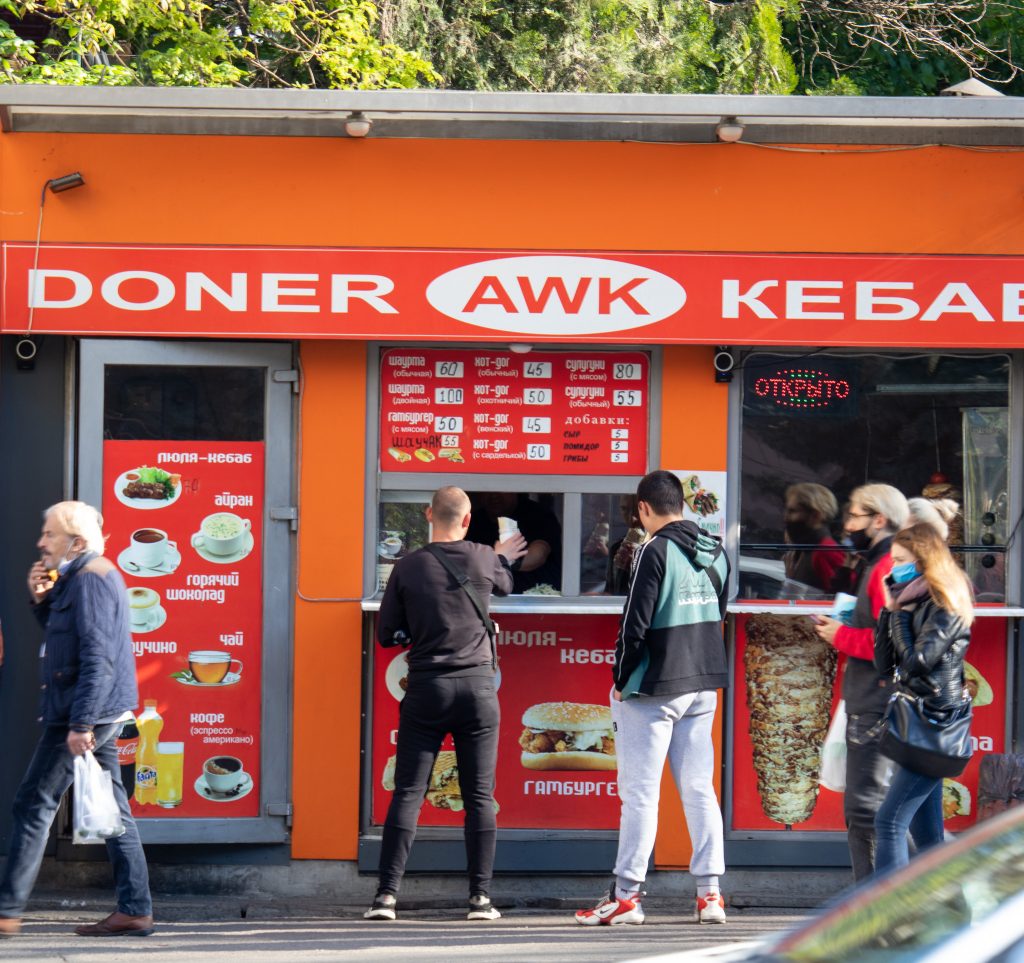 Zdjęcie sprzedaży shawarmy podczas kwarantanny