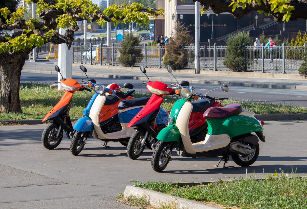 Zdjęcia jasnych motorowerów do wynajęcia