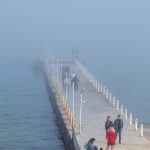 Fotograficzna mgła nad morzem w słoneczny wiosenny dzień 3