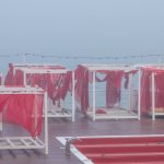 Zdjęcie mgły nad morzem w słoneczny wiosenny dzień 2