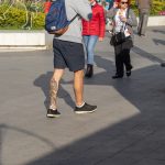 Zdjęcie oldschoolowego tatuażu na podudzie faceta z latarnią morską i różą wiatrów - 05052020 - 1