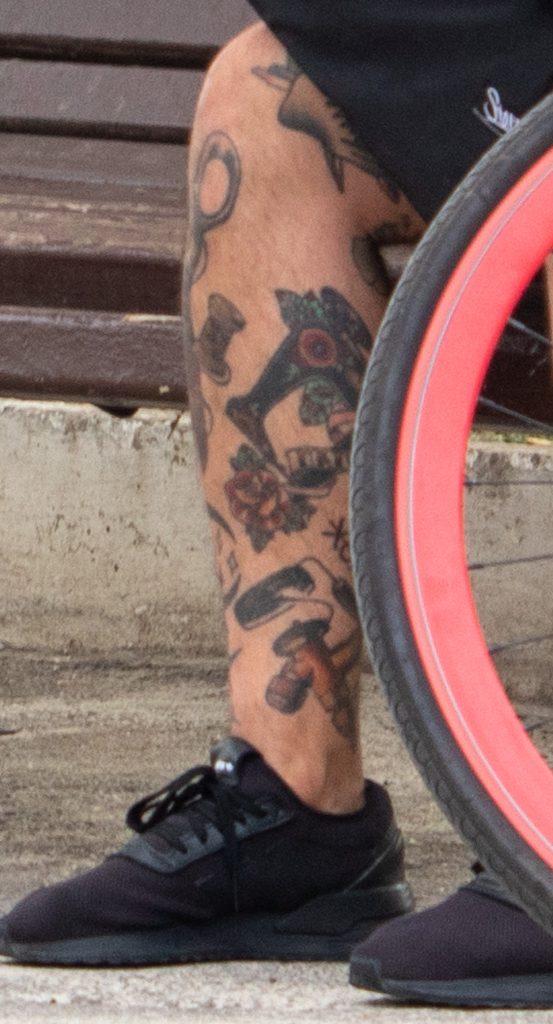 Zdjęcie tatuażu z maszyną do szycia i szpulką nici w dolnej części nogi faceta - 05052020 - 2