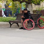 Zdjęcie tatuażu z maszyną do szycia i szpulką nici w dolnej części nogi faceta - 05052020 - 3