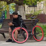 Zdjęcie tatuażu z maszyną do szycia i szpulką nici w dolnej części nogi faceta - 05052020 - 1