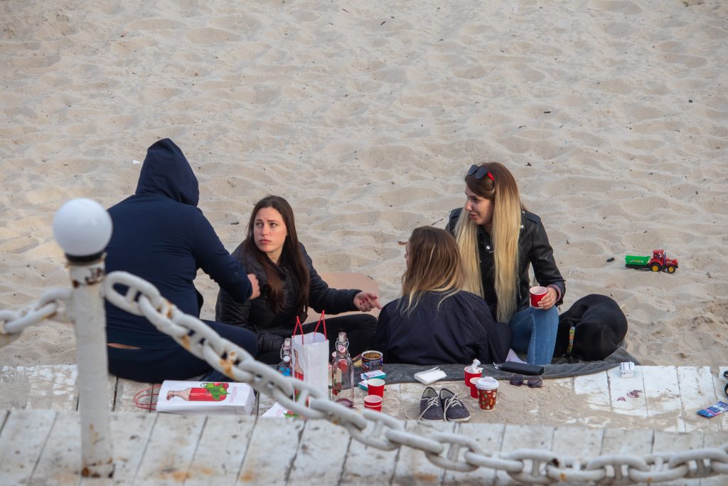 Zdjęcia osób pijących alkohol nad morzem w kwarantannie - bez masek - 05052020 - 1