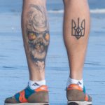 Zdjęcie tatuażu na nogach faceta z czaszką i trójzębem - herb Ukrainy - Street tattoo 05052020 - 2