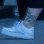 Zdjęcie tatuażu z konturem chryzantemy na dolnej części nogi dziewczyny - Street tattoo 05052020 - 2