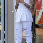 Zdjęcie dziewczyny z tatuażowymi rękawami - lew z niebieskimi oczami i skrzydłami - 05.09.2020 - Street tattoo - 2