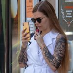 Zdjęcie dziewczyny z tatuażowymi rękawami - lew z niebieskimi oczami i skrzydłami - 05.09.2020 - Street tattoo - 5