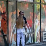 Zdjęcie dziewczyny z tatuażem na rękawie - lew z niebieskimi oczami i skrzydłami - 05.09.2020 - Street tattoo - 8