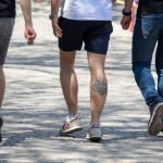 Zdjęcie tatuażu z czaszką w czapce obok mosiężnych kostek i róż na łydce faceta - 05.09.2020 - Street tattoo - 1