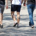 Zdjęcie tatuażu z czaszką w czapce obok mosiężnych kostek i róż na łydce faceta - 05.09.2020 - Street tattoo - 3