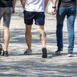 Zdjęcie tatuażu z czaszką w czapce obok mosiężnych kostek i róż na łydce faceta - 05.09.2020 - Street tattoo -