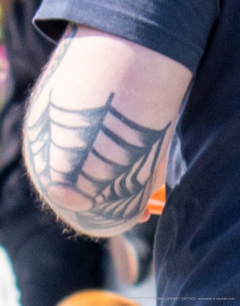 Pajęczyna tatuaż na lewym łokciu faceta - 05.09.2020 - Street tattoo - 2